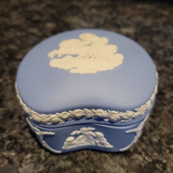 Vintage Wedgwood Blue Jasperware Trinket Box Heart Shaped Cherub Design 3" - Picture 14 of 16